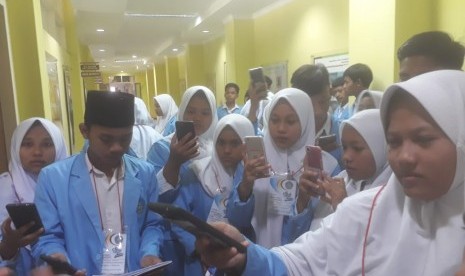 Puluhan siswa SMA Darul Muttaqin, Kabupaten Bekasi berkunjung ke Badan Tenaga Nuklir Nasional (Batan) Bandung, Selasa (5/11). Kini Batan membuka diri sebagai destinasi wisata nuklir di Kota Bandung.