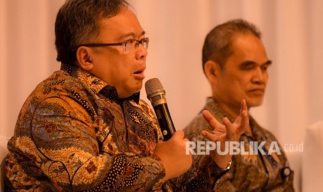 Menteri Riset Teknologi dan Kepala Badan Riset Inovasi Nasional Bambang Brodjonegoro (kiri).