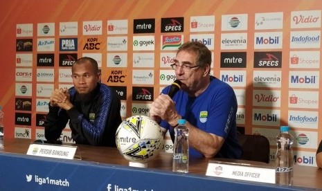 Pemain Persib Bandung, Supardi (kiri) dan pelatih Persib, Robert Rene Alberts di Graha Persib, Jalan Sulanjana Kota Bandung, Selasa (5/11).