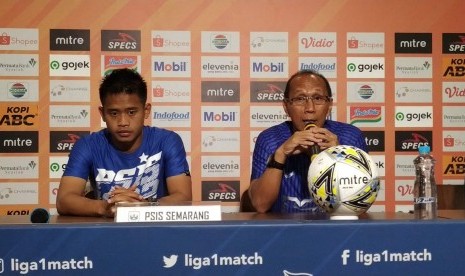 Pemain PSIS Semarang, Fredyan Wahyu (kiri) dan pelatih PSIS Bambang Nurdiansyah (kanan) di Graha Persib, Jalan Sulanjana Kota Bandung, Selasa (5/11).