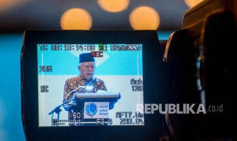 Tampilan layar Wakil Presiden Ma'ruf Amin memberikan kata sambutan sekaligus membuka World Zakat Forum di Bandung, Jawa Barat, Selasa (5/11/2019).