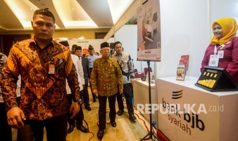 Wakil Presiden Ma'ruf Amin (tengah) mengunjungi gerai perbankan saat pembukaan World Zakat Forum di Bandung, Jawa Barat, Selasa (5/11/2019).