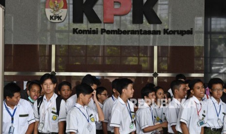 Sejumlah siswa SMP mengunjungi gedung Komisi Pemberantasan Korupsi (KPK) di Jakarta, Selasa (5/11/2019). K