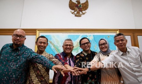 Ketua KPU Arief Budiman (ketiga kiri) bertumpu tangan bersama Komisioner KPU (dari kiri) Ilham Saputra, Pramono Ubaid, Viryan Aziz, Evi Novida Ginting Manik dan Wahyu Setiawan seusai menyampaikan keterangan pers tentang perkembangan persiapan Pemilihan Kepala Daerah serentak 2020 di gedung KPU, Jakarta, Selasa (5/11/2019).