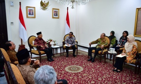 Wakil Presiden Ma'ruf Amin saat menerima kehadiran  Ketua Komisi Yudisial (KY) Jaja Ahmad Jayus, Wakil Ketua KY Maradaman Harahap, dan jajaran di Kantor Wakil Presiden, Jakarta, Rabu (6/11).