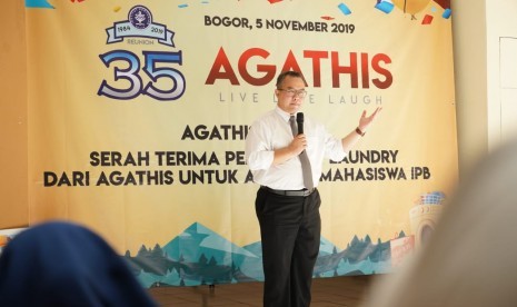 Rektor IPB University, Prof Arif Satria memberikan sambutan dalam acara serah terima bantuan sistem laundry dari Agathis untuk Asrama Putri IPB University. 