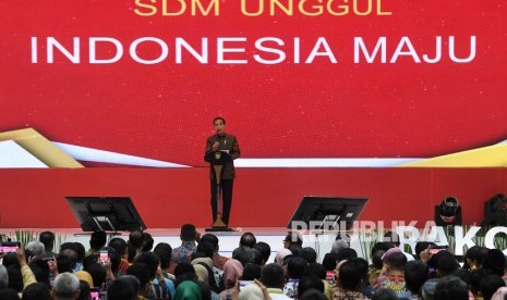 Presiden Joko Widodo memberikan sambutan saat membuka Rapat Koordinasi Nasional (Rakornas) Pengadaan Barang/Jasa Pemerintah Tahun 2019 di Jakarta Convention Center, Jakarta, Rabu (6/11/2019). 