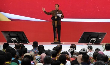 Presiden Joko Widodo memberikan sambutan saat membuka Rapat Koordinasi Nasional (Rakornas) Pengadaan Barang/Jasa Pemerintah Tahun 2019 di Jakarta Convention Center, Jakarta, Rabu (6/11/2019).