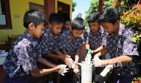 Sejumlah siswa mencuci tangan saat edukasi kebersihan tangan. Bupati Garut mengajak anak sekolah untuk selalu mencuci tangan