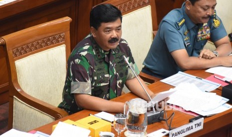 Panglima TNI Marsekal TNI Hadi Tjahjanto (kiri) 