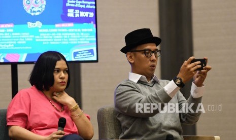 Dua personel grup Tofu, Fla (kiri) dan Anton menghadiri acara keterangan pers menjelang acara musik 'The 90's Festival' di Jakarta, Rabu (6/11/2019). 