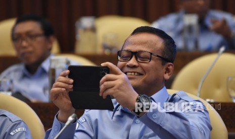 Menteri Kelautan dan Perikanan Edhy Prabowo mengambil gambar jalannya rapat kerja dengan Komisi IV DPR di Kompleks Parlemen, Senayan, Jakarta, Rabu (6/11/2019).