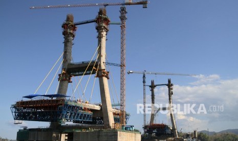 Suasana proyek pembangunan Jembatan Teluk Kendari di Kendari, Sulawesi Tenggara, Rabu (6/11/2019). 