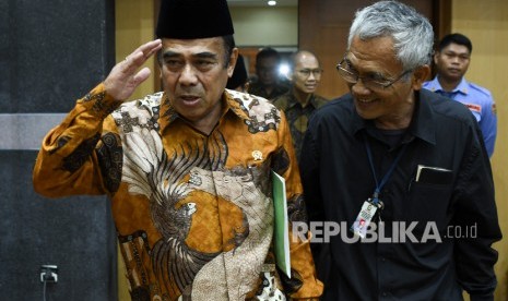 Menteri Agama Fachrul Razi (kiri) bersiap mengikuti rapat kerja dengan Komisi VIII DPR di Kompleks Parlemen, Senayan, Jakarta, Kamis (7/11/2019). 