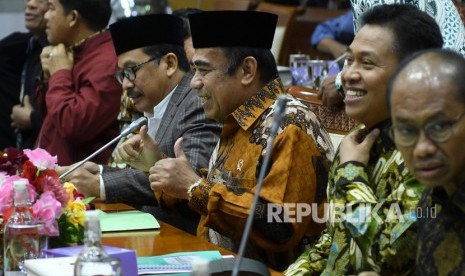 Menteri Agama Fachrul Razi (tengah) mengikuti rapat kerja dengan Komisi VIII DPR di Kompleks Parlemen, Senayan, Jakarta, Kamis (7/11/2019).