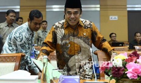 Menteri Agama Fachrul Razi (kanan) bersiap mengikuti rapat kerja dengan Komisi VIII DPR di Kompleks Parlemen, Senayan, Jakarta, Kamis (7/11/2019).