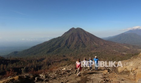 Wisatawan melakukan pendakian di Gunung Ijen, Banyuwangi, Jawa Timur, Kamis (7/11/2019). 