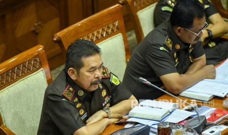 Jaksa Agung ST Burhanuddin (kiri) mengikuti rapat kerja dengan Komisi III DPR di Kompleks Parlemen, Senayan, Jakarta, Kamis (7/11/2019).