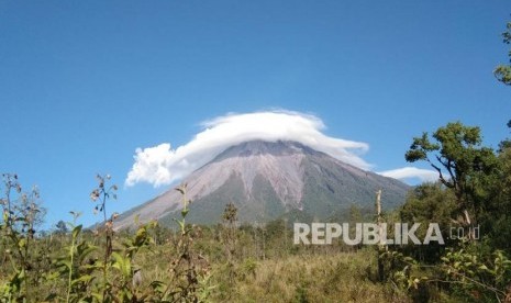 Gunung Semeru mengalami dua kali erupsi pada Jumat (17/1).