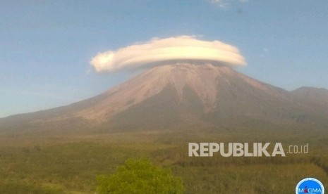 Gunung Semeru dengan ketinggian 3.676 meter dari permukaan laut (mdpl) di Kabupaten Lumajang, Jawa Timur, mengalami erupsi, Jumat (17/1).