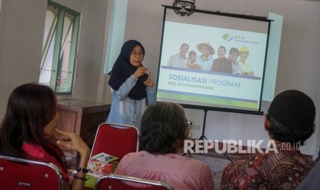 Penerjemah bahasa isyarat menjelaskan kepada penyandang tuna rungu soal BPJS Tenaga Kerja (Ilustrasi)