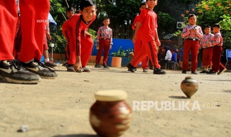 Sejumlah siswa SD bermain permainan tradisional Gasing (ilustrasi). Modernisasi dan efek negatif teknologi membuat anak meninggalkan dolanan