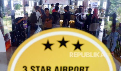 Sejumlah calon penumpang Sriwijaya Air melakukan protes kepada petugas karena penerbangan mereka ditunda hingga berjam-jam, di Terminal 2D, Bandara Soekarno - Hatta, Tangerang, Banten, Kamis (7/11/2019).