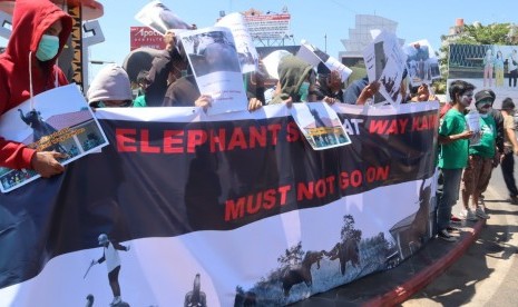 Aktivis Masyarakat Anti-Sirkus Hewan Indonesia menolak eksploitasi dan penyiksaan gajah pada Festival Way Kambas di Bundaran Tugu Adipura Kota Bandar Lampung, Kamis (7/11).