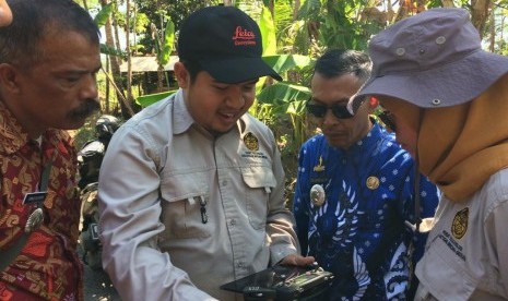 Semburan gas di Desa Sebot bukan aktivitas gunung api. Foto: PVMBG melakukan pemeriksaan kondisi geologi di Desa Kadupandak, Kecamatan Tambaksari, Kabupaten Ciamis, Kamis (7/11). 