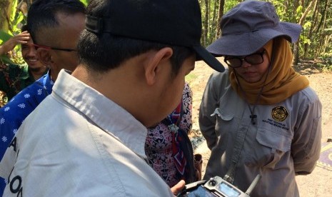 Semburan gas di Desa Sebot melebihi ambang batas normal. Foto: PVMBG melakukan pemeriksaan kondisi geologi di Desa Kadupandak, Kecamatan Tambaksari, Kabupaten Ciamis, Kamis (7/11). 