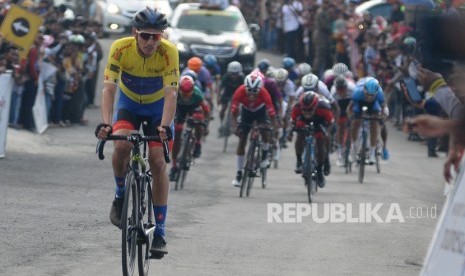 Sejumlah pembalap beradu cepat pada etape keenam Tour de Singkarak (TdS) 2019 di Solok Selatan, Sumatera Barat, Kamis (7/11/2019). 