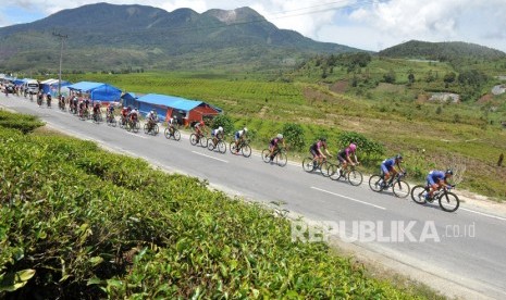 Sejumlah pembalap beradu cepat pada etape keenam Tour de Singkarak (TdS) 2019 di Kabupaten Solok, Sumatera Barat, Kamis (7/11/2019).