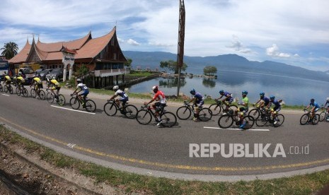 Sejumlah pembalap beradu cepat pada etape keenam Tour de Singkarak (TdS) 2019 di Kabupaten Solok, Sumatera Barat, Kamis (7/11/2019). 