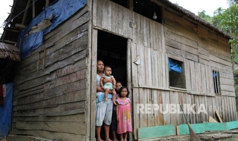 Darmayanti bersama tiga orang anak yang belum pernah mendapatkan bantuan apapun dari Dana Desa berada di pintu rumahnya di Desa Andobeu Jaya, Kecamatan Anggomoare, Kabupaten Konawe, Sulawesi Tenggara, Kamis (7/11/2019).