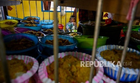 Warga membaca zikir saat kenduri dengan sajian aneka makanan pada perayaan Maulid di Palu, Sulawesi Tengah, Kamis (7/11/2019).