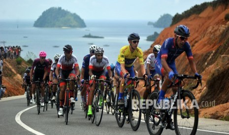 Sejumlah pebalap berpacu pada etape sembilan, Tour de Singkarak 2019, di Kawasan Mandeh, Kab.Pesisir Selatan, Sumatera Barat, Ahad (10/11/2019). 