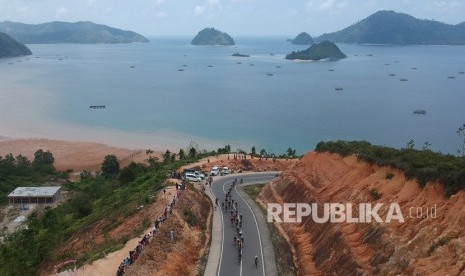 Jalan Mandeh, yang terletak di Kecamatan Koto XI Tarusan, Kabupaten Pesisir Selatan, Sumatra Barat (Sumbar), tertutup tanah longsor sejak Senin (24/1/2022).