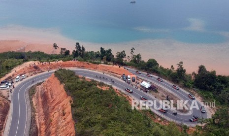 Suasana di Kawasan Mandeh, Kab.Pesisir Selatan, Sumatera Barat, Ahad (10/11). Badan Pusat Statistik (BPS) Sumatra Barat (Sumbar) mencatat pada April 2020 kunjungan wisatawan asing ke daerah itu nihil akibat pandemi Corona Virus Disease2019 (Covid-19). 