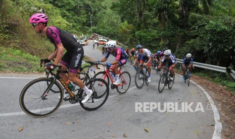 Sejumlah pebalap beradu cepat pada etape kesembilan atau etape terakhir Tour de Singkarak (TdS) 2019 di Pesisir Selatan, Sumatera Barat, Ahad (10/11/2019).