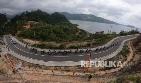 Sejumlah pebalap beradu cepat pada etape kesembilan atau etape terakhir Tour de Singkarak (TdS) 2019 di Pesisir Selatan, Sumatera Barat, Minggu (10/11/2019).