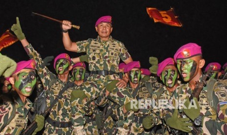 Komandan Korps Marinir Mayor Jenderal (Mar) Suhartono diangkat sejumlah personel Marinir usai upacara Pembaretan di Pantai Nganteb, Kabupaten Malang, Jawa Timur. Sabtu (9/11).