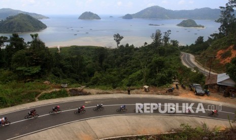 Sejumlah pebalap beradu cepat ketika melintasi kawasan wisata Mandeh saat mengikuti Tour De Singkarak 2019 etape kesembilan di Kabupaten Pesisir Selatan, Sumatera Barat, Ahad (10/11/2019).