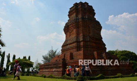 Wisatawan mengunjungi Candi Brahu di Desa Bejijong, Kecamatan Trowulan, Kabupaten Mojokerto, Jawa Timur.