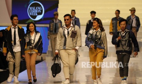 Model memperagakan busana di Malang Fashion Week 2019