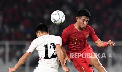 Pemain timnas Indonesia U-19 Serdy Aphy Fano Boky (kanan) berebut bola di udara dengan pemain timnas Korea Utara U-19 Chae Yu Song pada laga lanjutan babak kualifikasi Grup K Piala Asia U-19 2020 di Stadion Utama Gelora Bung Karno, Senayan, Jakarta, Ahad (10/11/2019). 