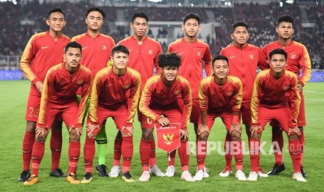 Pemain timnas Indonesia U-19 berfoto bersama sebelum bertanding melawan timnas Korea Utara U-19 pada laga lanjutan babak kualifikasi Grup K Piala Asia U-19 2020 di Stadion Utama Gelora Bung Karno, Senayan, Jakarta, Ahad (10/11/2019).