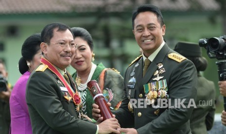 KSAD Jenderal TNI Andika Perkasa (kanan) menyerahkan piagam kepada Menkes Letjen (Purn) Terawan Putranto.