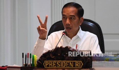 Presiden Joko Widodo memimpin rapat terbatas di Kantor Presiden, Jakarta, Senin (11/11/2019). 