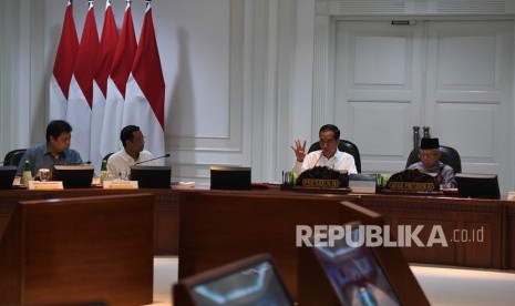 Presiden Joko Widodo (kedua kanan) didampingi Wakil Presiden Ma'ruf Amin (kanan) berpidato disaksikan Menko Polhukam Mahfud MD (kedua kiri) dan Menko Perekonomian Airlangga Hartarto (kiri) dalam rapat terbatas di Kantor Presiden, Jakarta, Senin (11/11/2019).