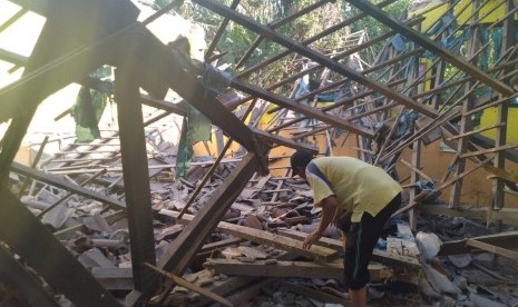 Atap salah satu ruangan di SDN Dukuhlopo, Peterongan, Kabupaten Jombang ambruk sejak Ahad siang (10/11). 